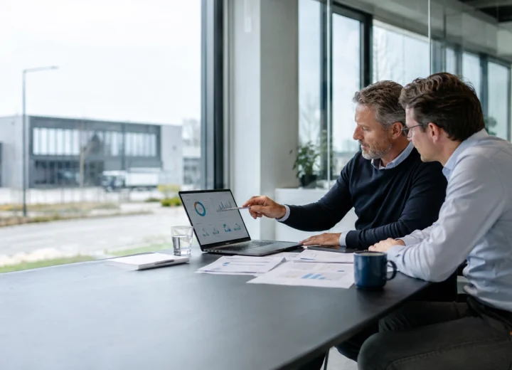 Adviseur en bedrijfsmanager berekenen samen de CO2-footprint van een bedrijf op basis van energie- en verbruiksgegevens.