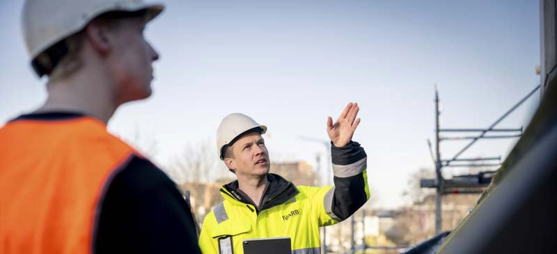 IVARBO-adviseur bespreekt een RI&E met de eigenaar van een klein Nederlands bedrijf tijdens een persoonlijk adviesgesprek.